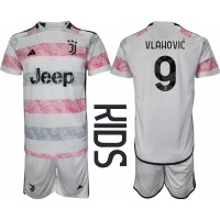 Otroški Nogometni dresi Juventus Dusan Vlahovic #9 Gostujoči 2023-24 Kratek Rokav (+ Kratke hlače)